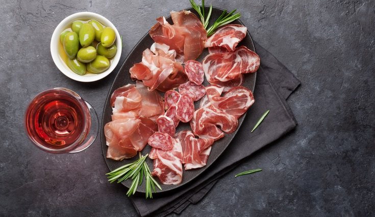 El jamón serrano por muy común que sea en las mesas es aconsejable comerlo con mesura