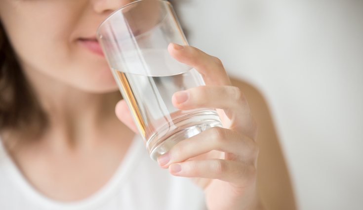 Es fundamental beber dos litros de agua al día