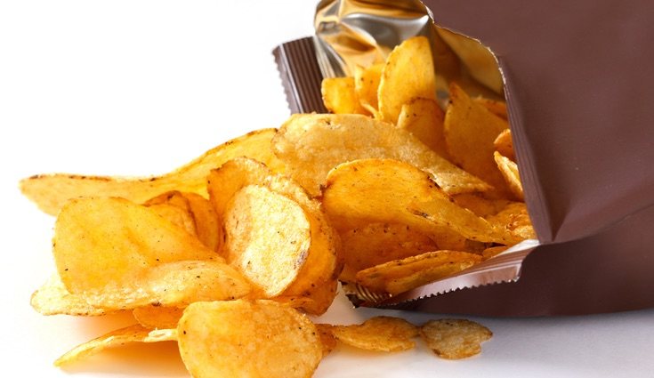 Las patatas fritas de bolsa pueden llegar a saciar tu apetito pero aportan calorías vacías