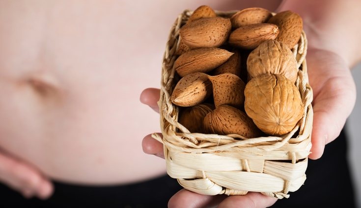Ingerir frutos secos durante el embarazo es bueno para los huesos del bebé
