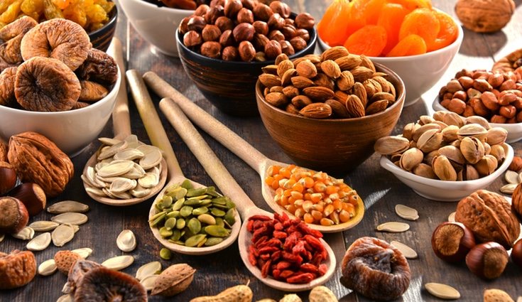 Tomar al día una cantidad moderada de frutos secos durante el embarazo es beneficioso