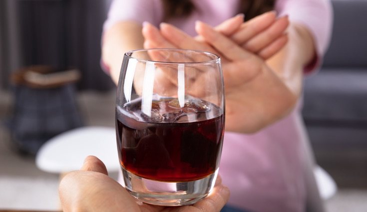 Durante la lactancia deberás renunciar al alcohol y si es posible evitar la cafeína en su mayor medida