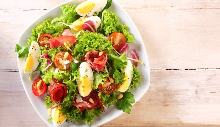 Una ensalada será fit sana dependiendo de los alimentos que le eches