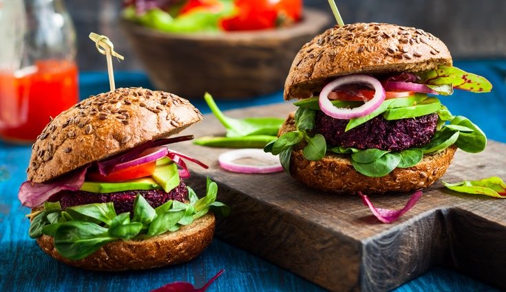 Una receta muy sencilla y deliciosa son las hamburguesas de quinoa