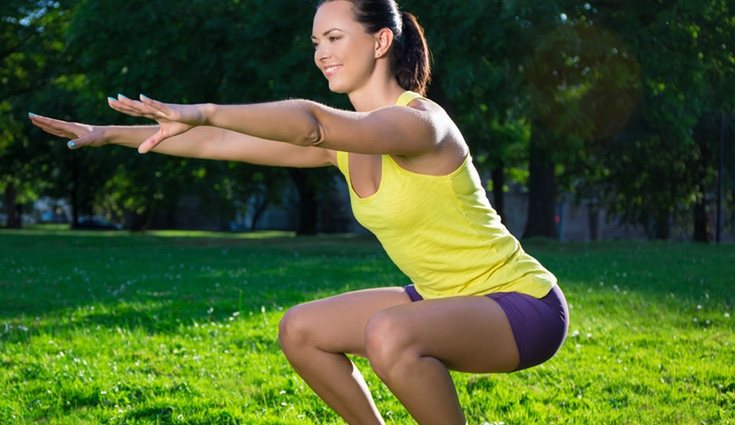 Este ejercicio se puede complicar más con la pelota fitball