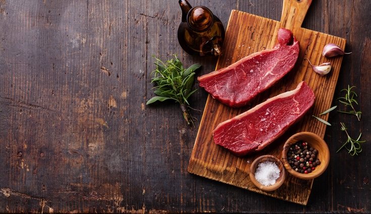 La carne roja es rica en hierro por lo que su consumo moderado es favorable a la salud