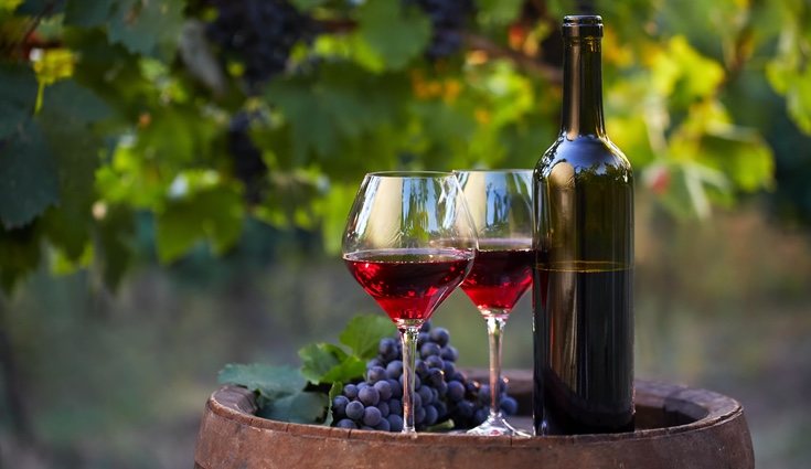 En el vino tinto, las uvas se aplastan después de su fermentación, de ahí su color