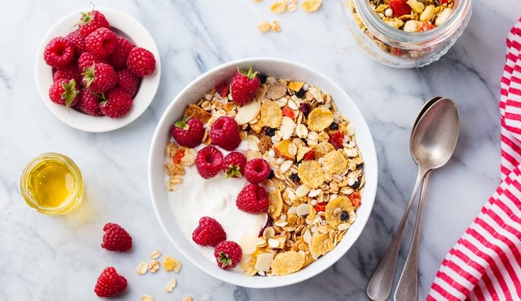 El bol de avena con kéfir y frambuesas es un desayuno y merienda de lo más saludable