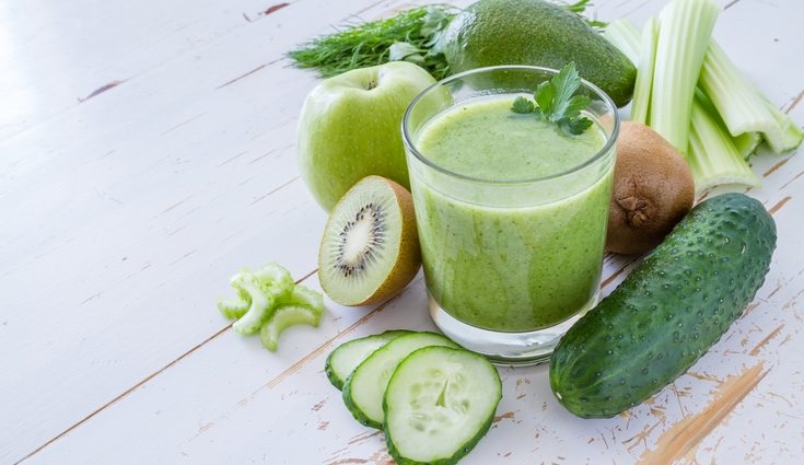 El batido de pepino, apio y manzana mantienen el cuerpo bien hidratado