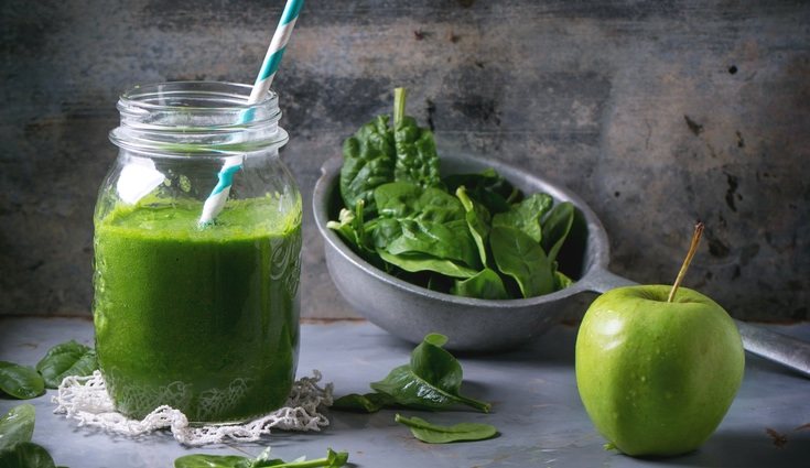 El batido de apio, manzana y espinacas ayuda al sistema inmunitario