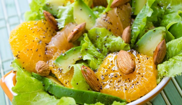 La ensalada de naranja ya aguacate es perfecta para los días calurosos