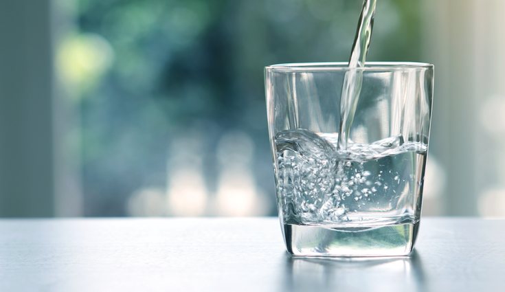Se recomienda beber entre 1,5 o 2 litros de agua al día