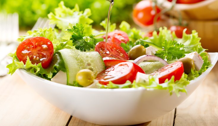 Un ejemplo de comida puede ser una ensalada de tomate y lechuga
