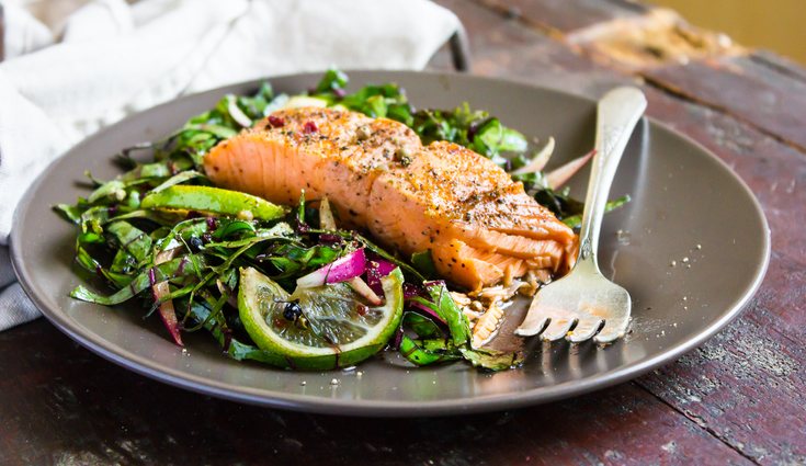 El salmón con acelgas tiene un alto contenido de Omega 3