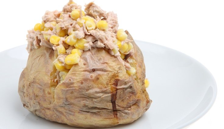 La patata rellena de atún es una buena manera de comer este alimento