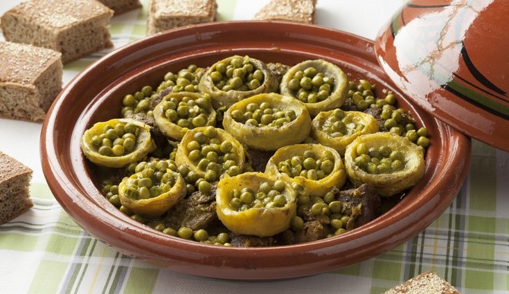Con las verduras de otoño se pueden hacer riquísimas recetas, como alcachofas con guisantes