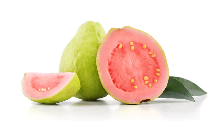 La guayaba contiene 5,4 gramos de fibra por cada 100 gramos