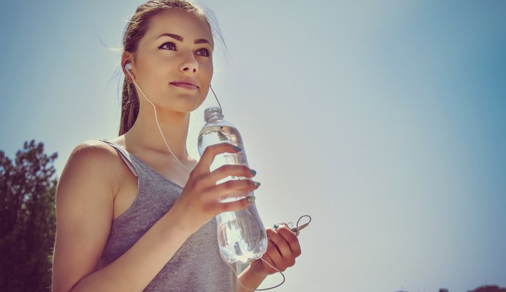 Hay que beber mucho agua para eliminar toxinas