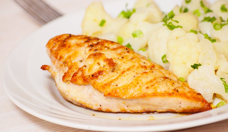 Un ejermplo de comida puede ser coliflor con pollo asado