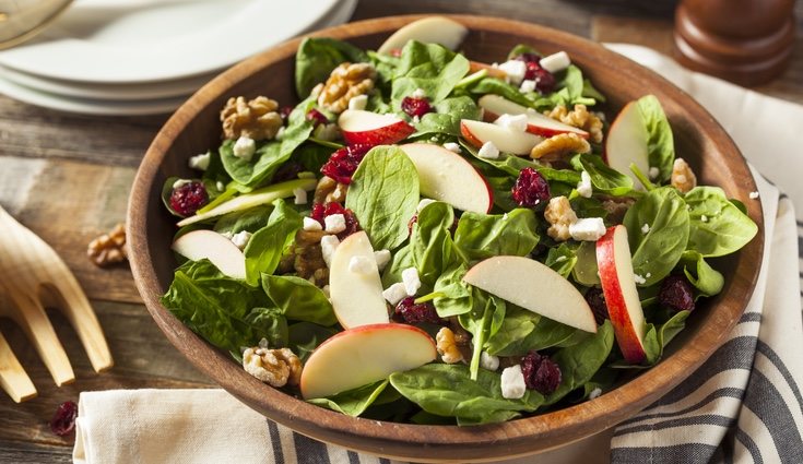 Una buena opción es añadir a la ensalada ingredientes de temporada