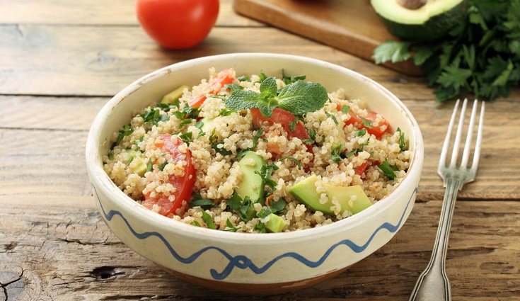 En otoño, una ensalada de quinoa y aguacate es una gran receta