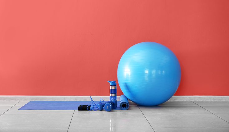 La pelota fitball ayuda a realizar las sentadillas de forma correcta