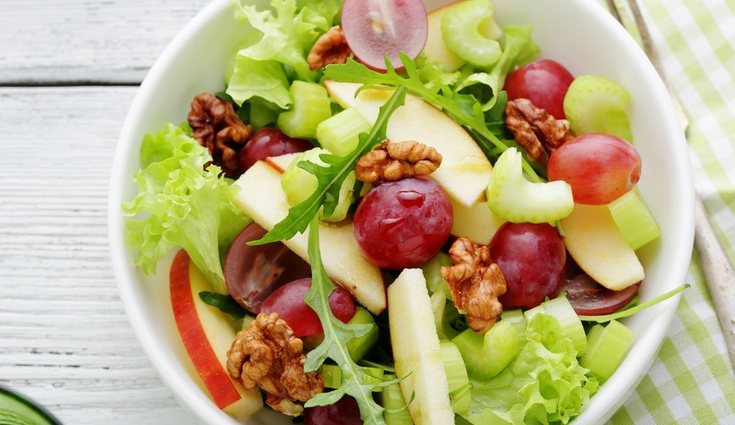 Ensalada de otoño con manzana y uva