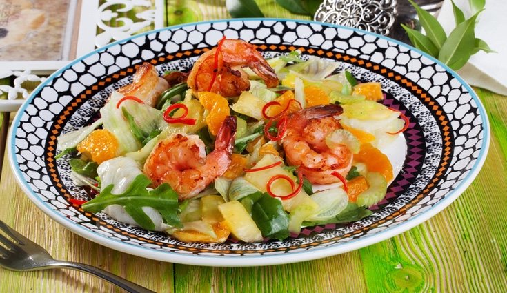 Ensalada de otoño con gambas y mandarinas
