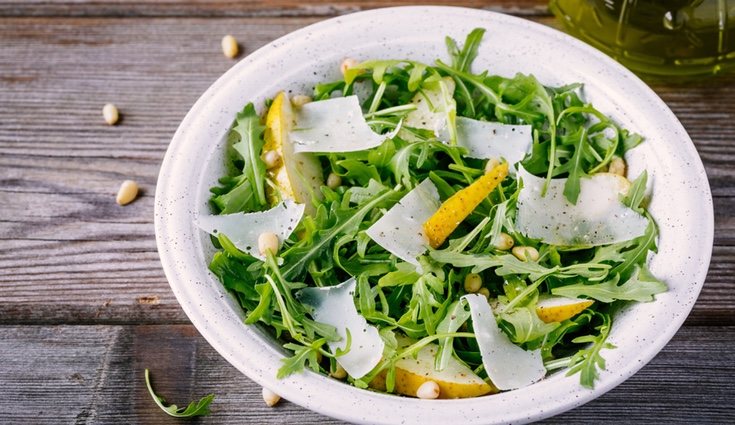 Ensalada de otoño con pera, parmesano y rúcula