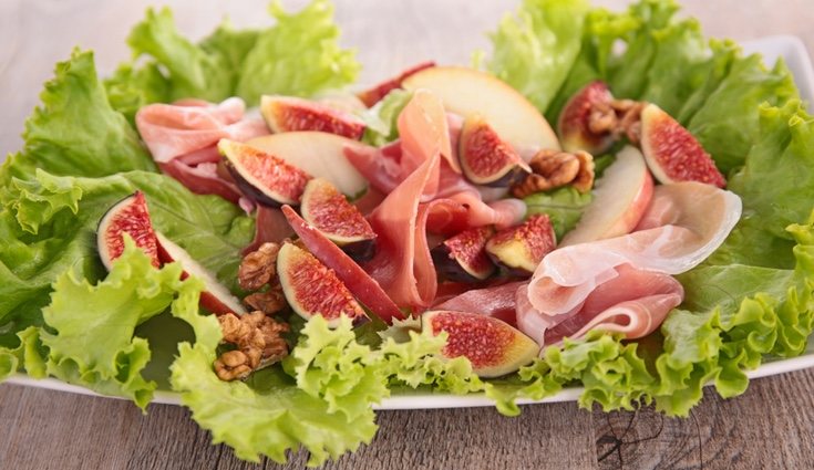 Ensalada templada con higos y jamón