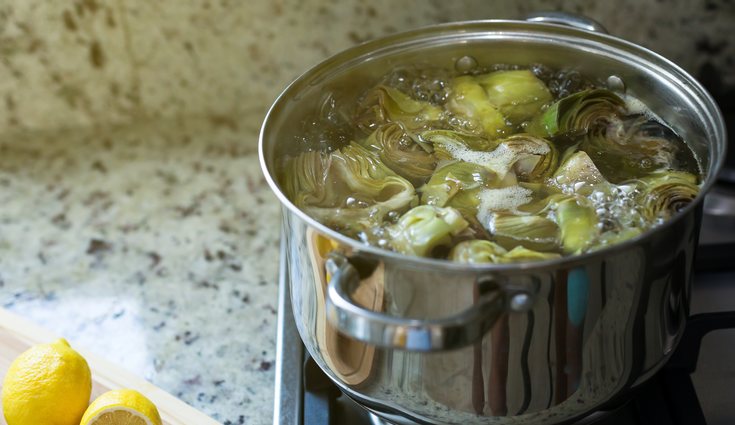 Cuece las alcachofas en una olla