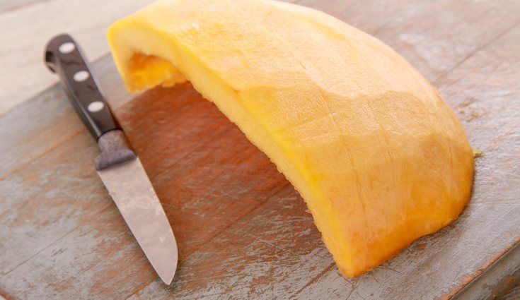 Entre los primeros pasos estará cortar en trozos la calabaza