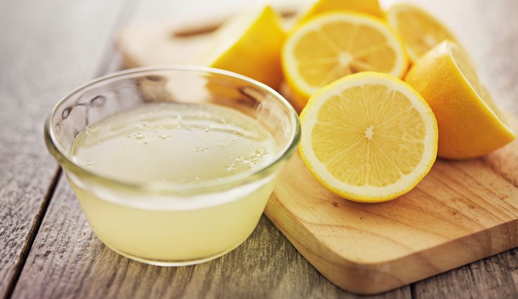 El limón con agua ayuda a eliminar toxinas