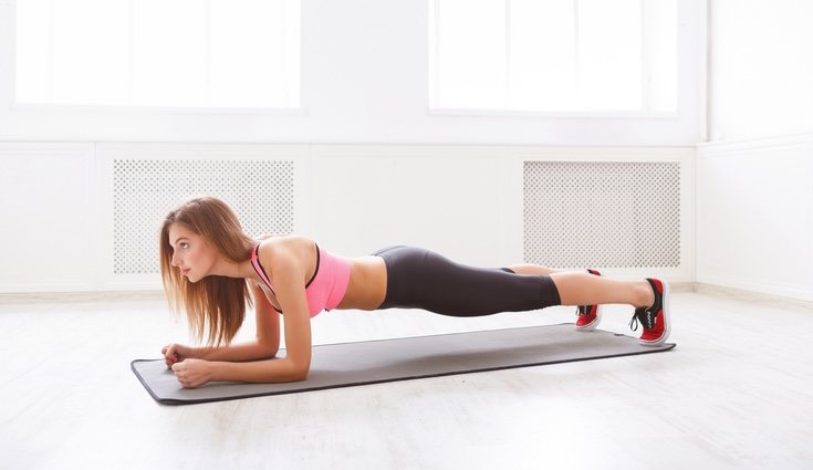 Para fortalecer el abdomen la plancha es el ejercicio más adecuado