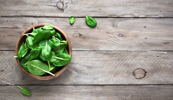 Las espinacas se pueden comer crudas pero antes hay que lavarlas bien