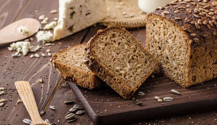 El pan de centeno tiene un alto contenido en fibra