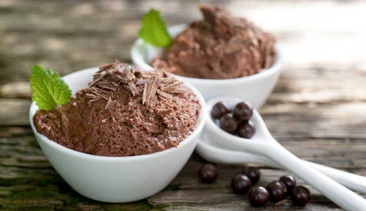 El mousse de chocolate se puede decorar con trozos de fruta como el plátano