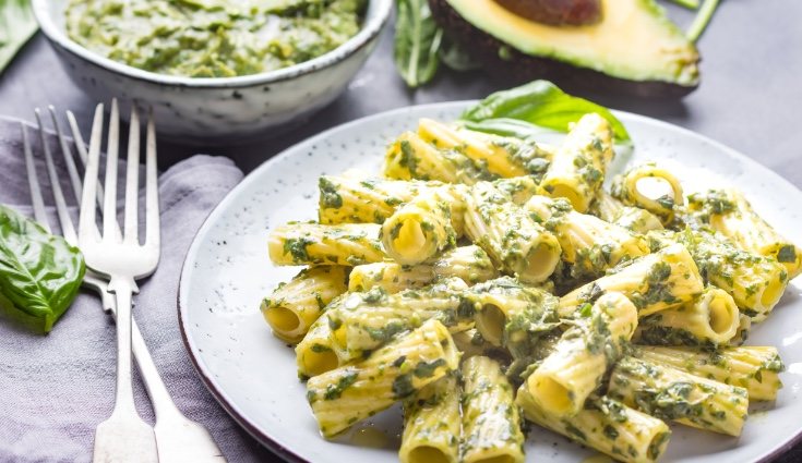 Los macarrones con falso pesto de aguacate es un plato fácil y sabroso