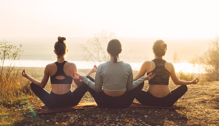 Se recomienda practicar la meditación con amigas