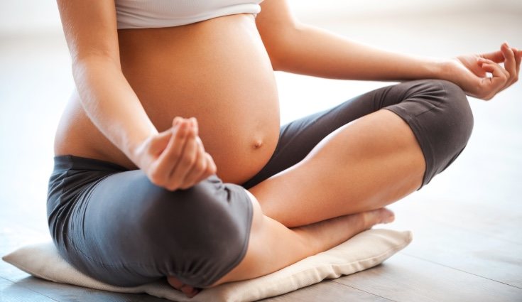 Hay posturas de yoga para embarazadas para favorecer el descenso del bebé