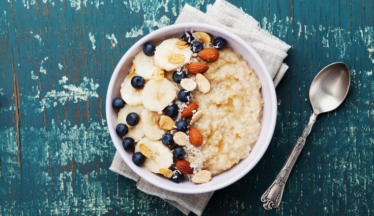 Al porridge de avena puedes añadirle frutos secos o fruta
