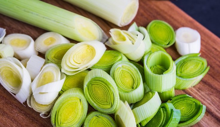 Aprovecha la forma natural del puerro para simular que es la pasta del canelón