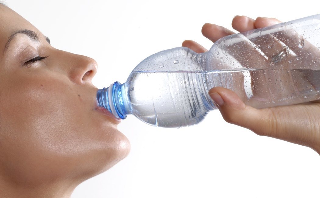 ¿Engorda el agua con gas?