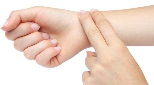 ¿Cuántas son las pulsaciones normales de una mujer de 30 años?