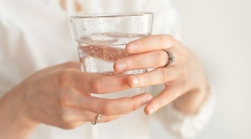 Beneficios de beber agua en ayunas