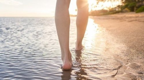 Los beneficios de caminar por la orilla de la playa