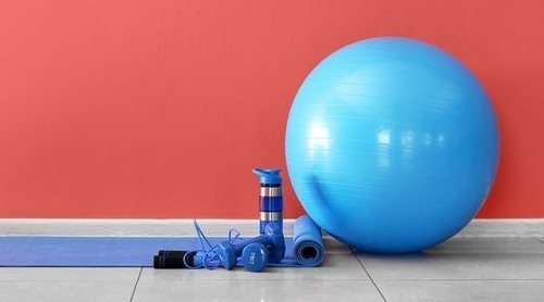 Cómo hacer sentadillas con fitball